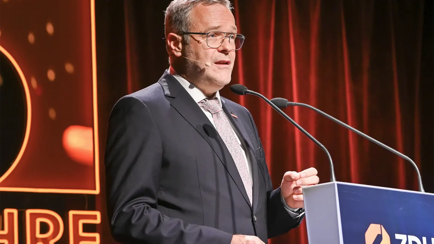 ZDH-Präsident Jörg Dittrich hält eine Rede bei der Jubiläumsfeier „75 Jahre ZDH – 125 Jahre Handwerkskammern“