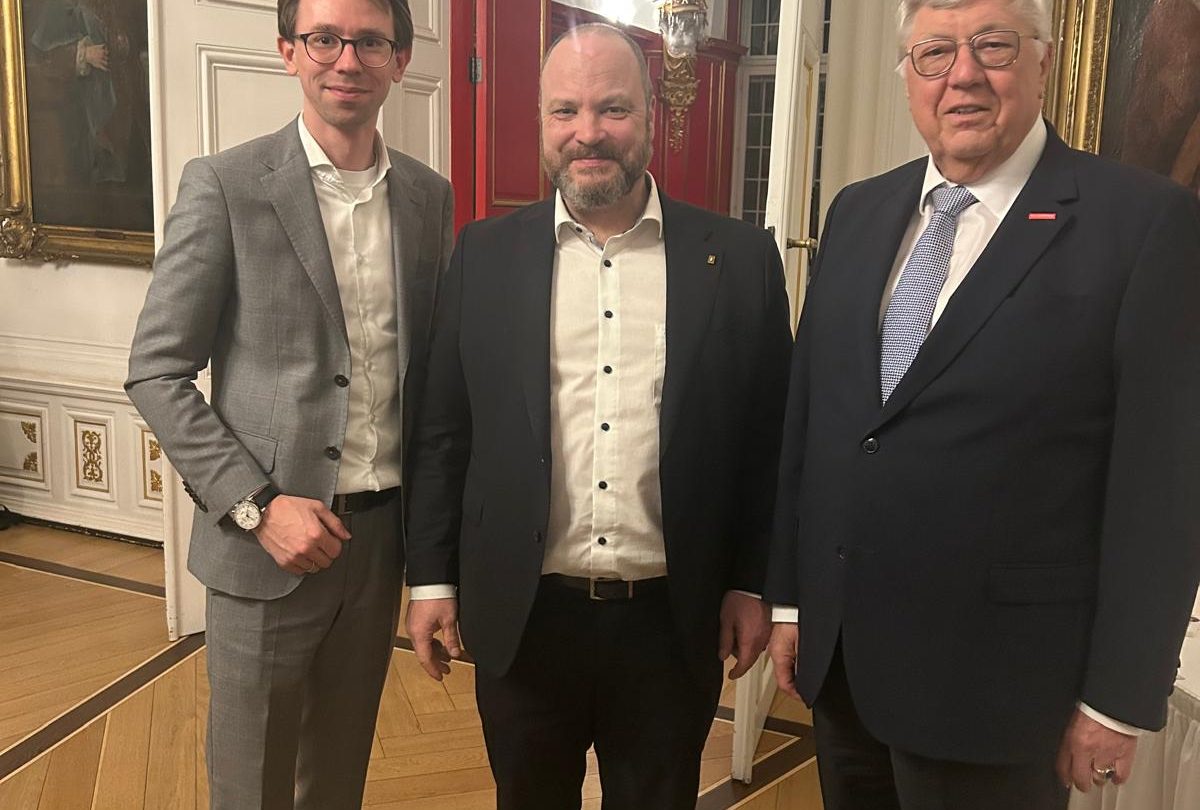 Geschäftsführer Yannic Schmidt mit Oberbürgermeister Dr. Michael Ziemons und Kreishandwerksmeister Herbert May