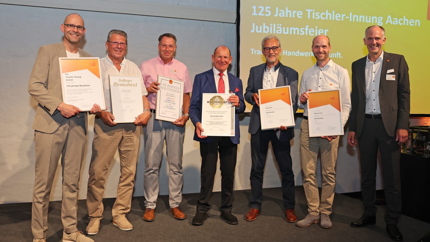 Stolz präsentierten die Geehrten Ihre Urkunden.