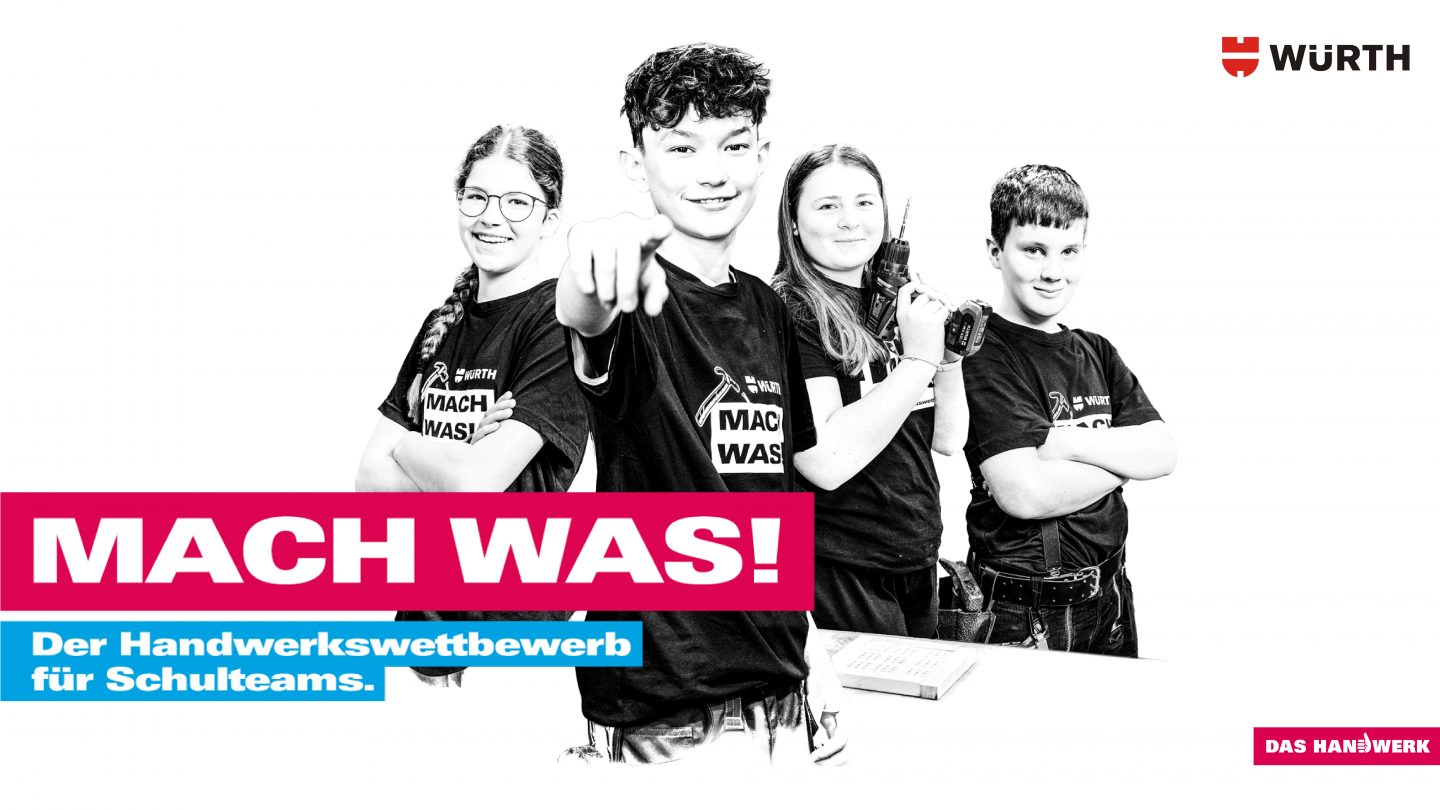 Schüler stehen motivierend hinter einem Werbebanner auf dem "MACH WAS!" steht