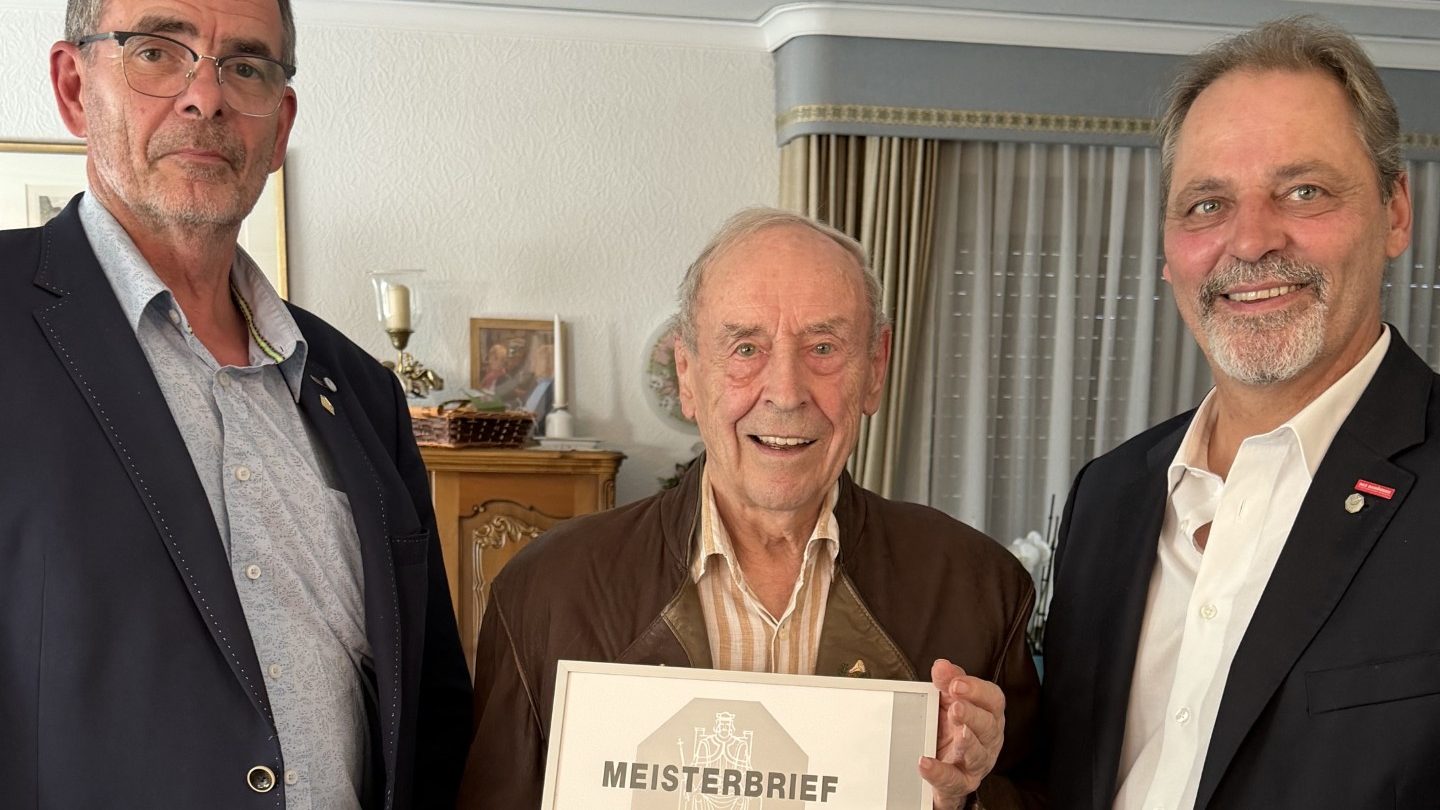 Jochen Keldenich, Karl-Heinz Tournay und Bernd Rademacher posieren mit dem an Tournay überreichten eisernen Meisterbrief
