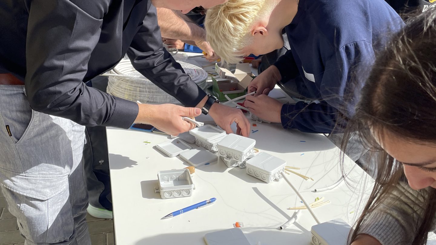Am Stand der Elektrotechnik-Innung wurde fleißig verschaltet und ausprobiert.