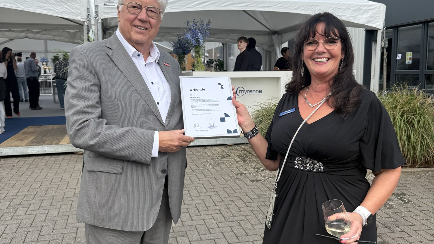 Herbert May übergibt Evelyn Myrenne Ihre Jubiläumsurkunde