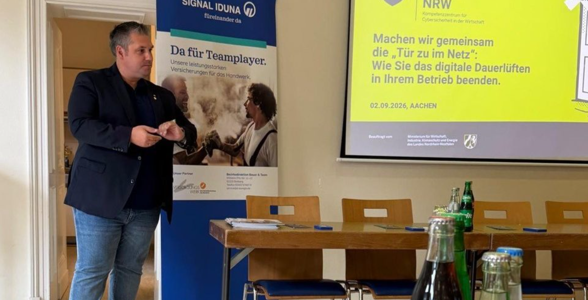 Obermeister Sven Ohligschläger begrüßt die Teilnehmer der IT-Sicherheitsschulung