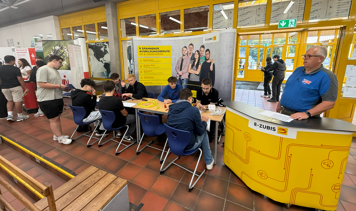 Elektro-Innung auf der Berufsschulmesse des GHG Aldsorf